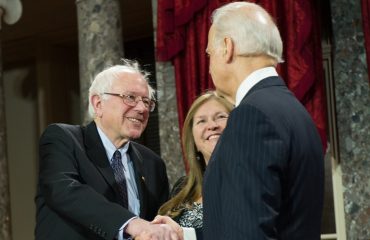Bernie Sanders stringe la mano a Joe Biden