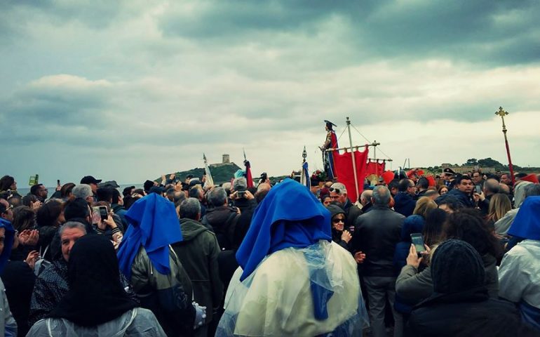 Il simulacro di Sant'Efisio portato in spalla a Nora, durante la processione del 3 maggio 2018.