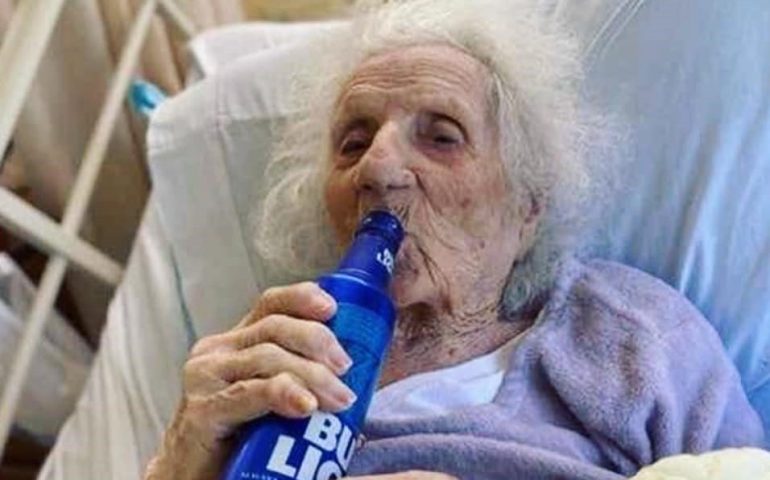 Nonna Jennie, 103 anni, sconfigge il Covid e per festeggiare chiede una birra fresca
