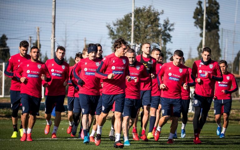 Un'immagine di repertorio dei calciatori del Cagliari Calcio durante un allenamento.