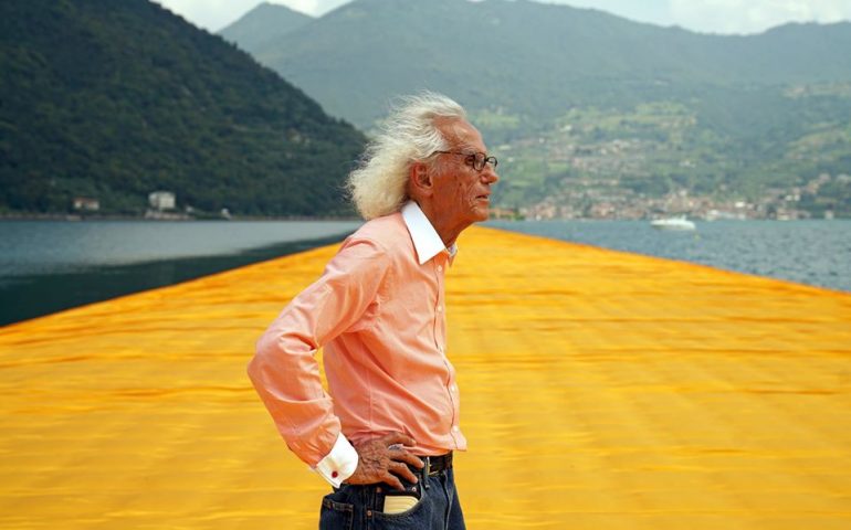 È morto Christo, l’artista della Land Art: l’uomo che “impacchettò” il mondo