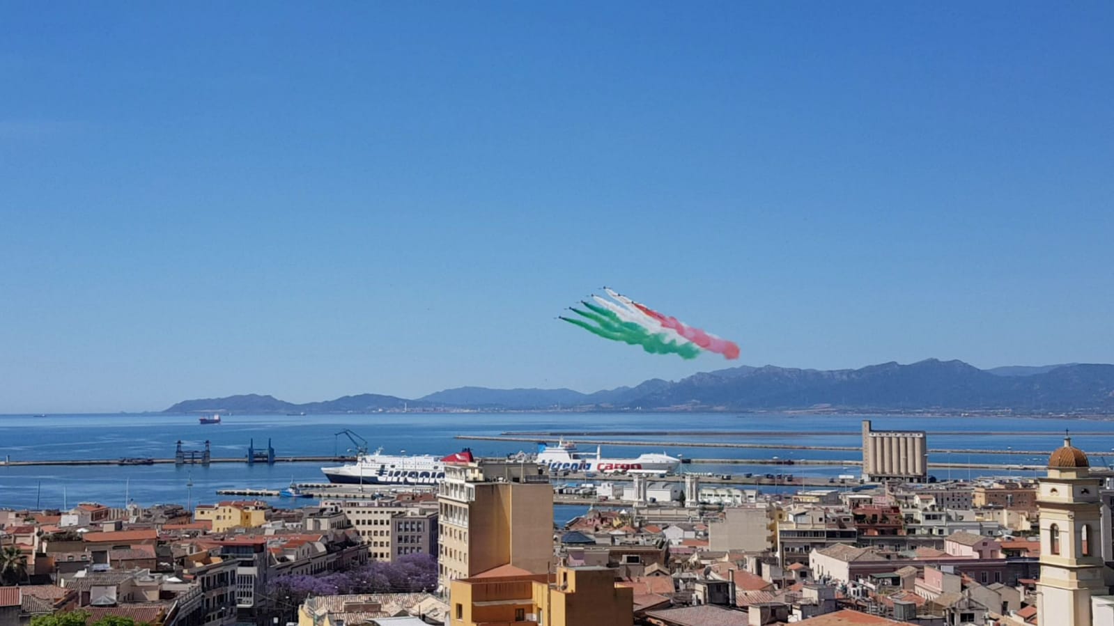 Lo spettacolo della Pattuglia Acrobatica Militare sul cielo di Cagliari.