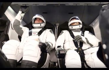 gli astronauti a bordo di drew dragon foto nasa