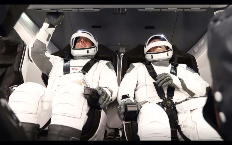 gli astronauti a bordo di drew dragon foto nasa