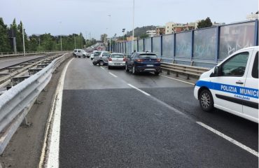 Immagine dell'incidente stradale che ha coinvolto sette automobili a Cagliari, sull'Asse Mediano di scorrimento veloce.