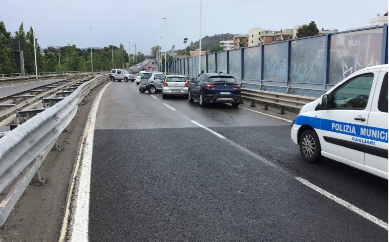 Immagine dell'incidente stradale che ha coinvolto sette automobili a Cagliari, sull'Asse Mediano di scorrimento veloce.