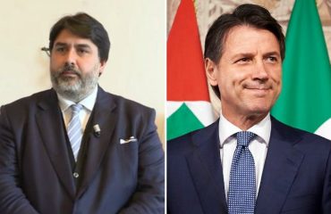 Immagine del Governatore della Sardegna Solinas e del Presidente del Consiglio Italiano Conte.