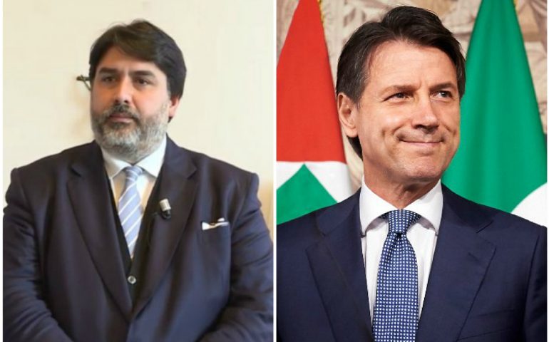 Immagine del Governatore della Sardegna Solinas e del Presidente del Consiglio Italiano Conte.