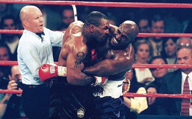 Immagini del celebre secondo incontro di pugilato, del 1997, tra Tyson e Holyfield.