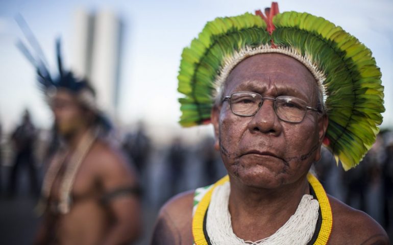 Il Covid-19 uccide Paulinho Paiakan, carismatico e impegnato leader indigeno dell’Amazzonia