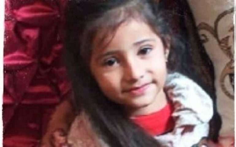 Orrore in Pakistan: Zohra, baby domestica di 8 anni, picchiata a morte per aver fatto scappare due pappagalli