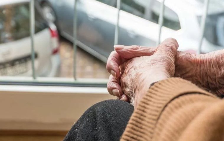 Costretta a lavorare nonostante la positività al Covid-19: focolaio in una Rsa
