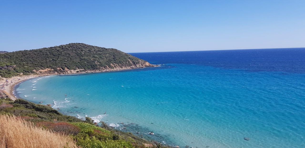 Immagine della spiaggia di Mari Pintau laterale.