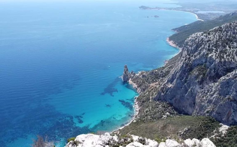 Un'immagine del panorama della costa di Baunei, scattata da Punta Giradili.