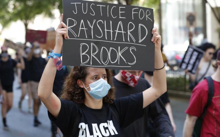 Atlanta, ucciso un altro afroamericano: Rayshard Brooks, 27 anni, muore per mano di un poliziotto
