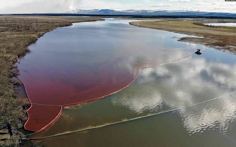 Disastro ambientale in Siberia: 20mila tonnellate di gasolio finiscono in un fiume