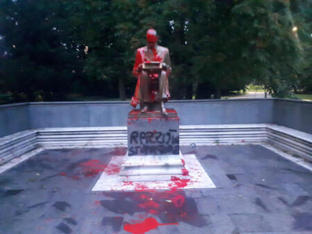 Vernice rossa e scritte ingiuriose sulla statua di Indro Montanelli a Milano