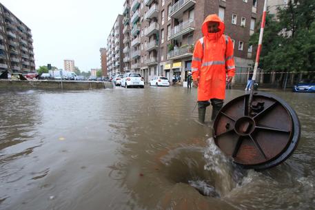 Una bomba d’acqua si abbatte su Milano. Esonda il Seveso, città in tilt