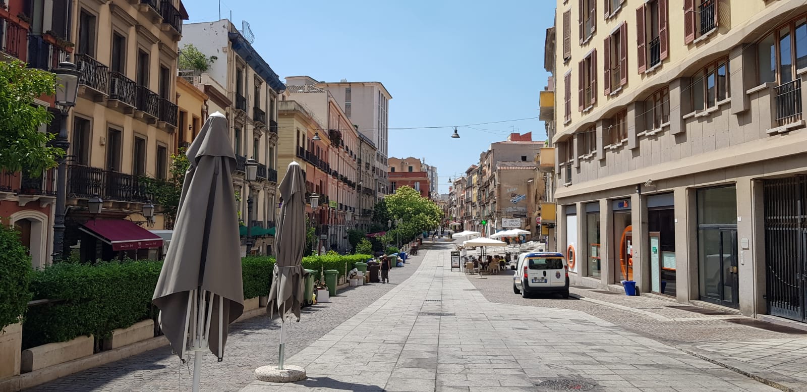 Cagliari: il centrale Corso Vittorio Emanuele a Luglio, con ancora pochi turisti.