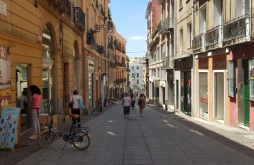 Cagliari: la centrale via Manno a Luglio, con ancora pochi turisti.