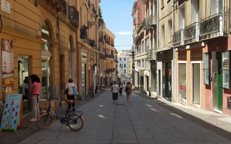 Cagliari: la centrale via Manno a Luglio, con ancora pochi turisti.