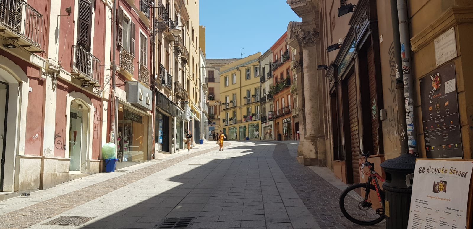 Cagliari: il centrale Corso Vittorio Emanuele a Luglio, con ancora pochi turisti.