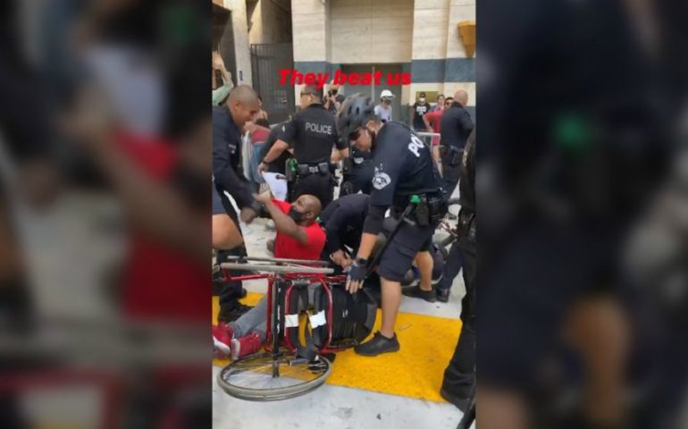  Los Angeles: afroamericano in carrozzina picchiato dalla polizia