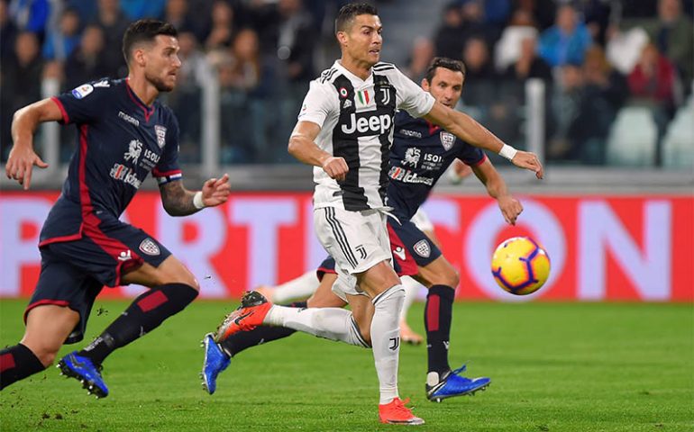 Cristiano Ronaldo contro il Cagliari in una foto di repertorio.