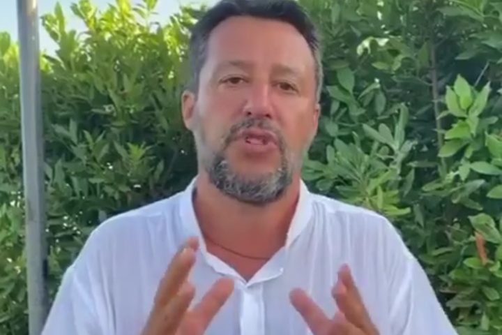 Discoteche chiuse, Salvini: «Governo duro con gli italiani, morbido coi clandestini»