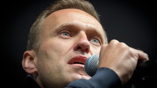Navalnyj, oppositore di Putin, avvelenato con un the mentre è in aereo: ora è in coma