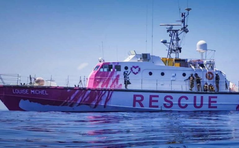 Compra uno yacht e paga l’equipaggio per salvare i migranti: il gesto di Banksy
