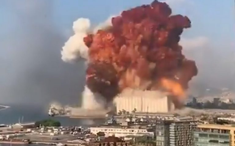 L'esplosione che ha distrutto la capitale del Libano, Beirut.