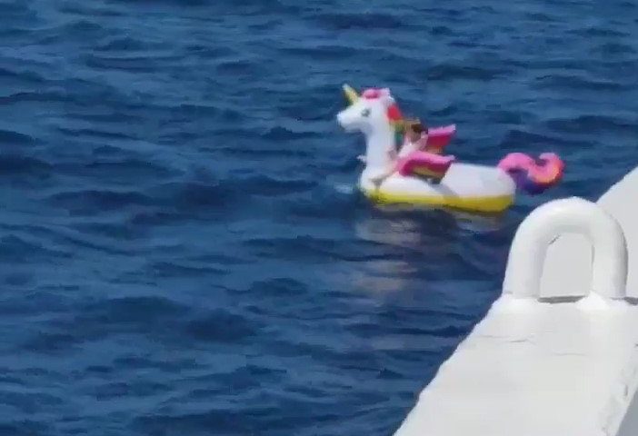Grecia: bimba alla deriva su un unicorno gonfiabile salvata da un traghetto di passaggio