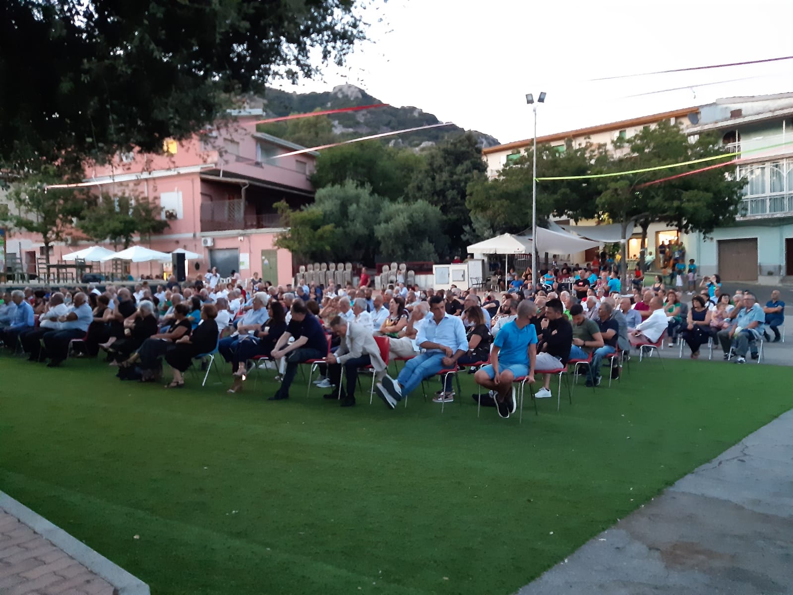 Il numeroso pubblico accorso all'inaugurazione de Sa Domo de sa Poesia Cantada.