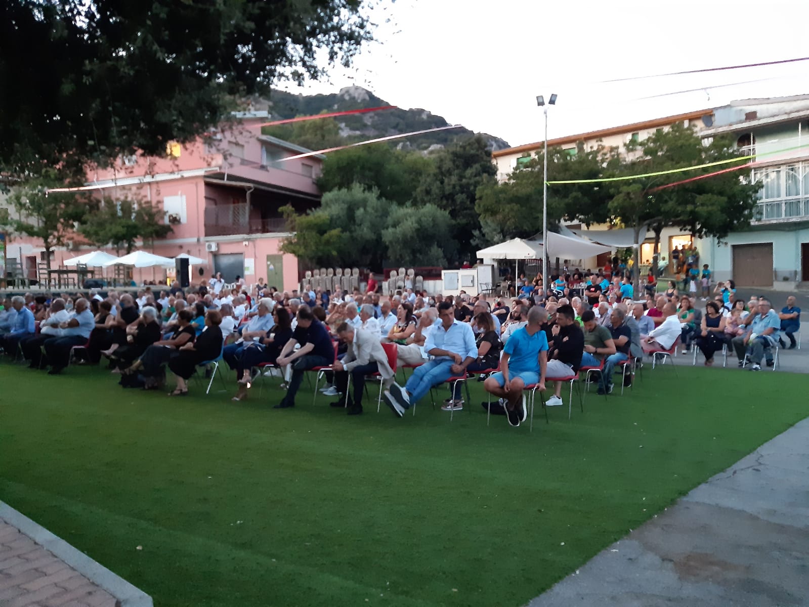 Il numeroso pubblico accorso all'inaugurazione de Sa Domo de sa Poesia Cantada.