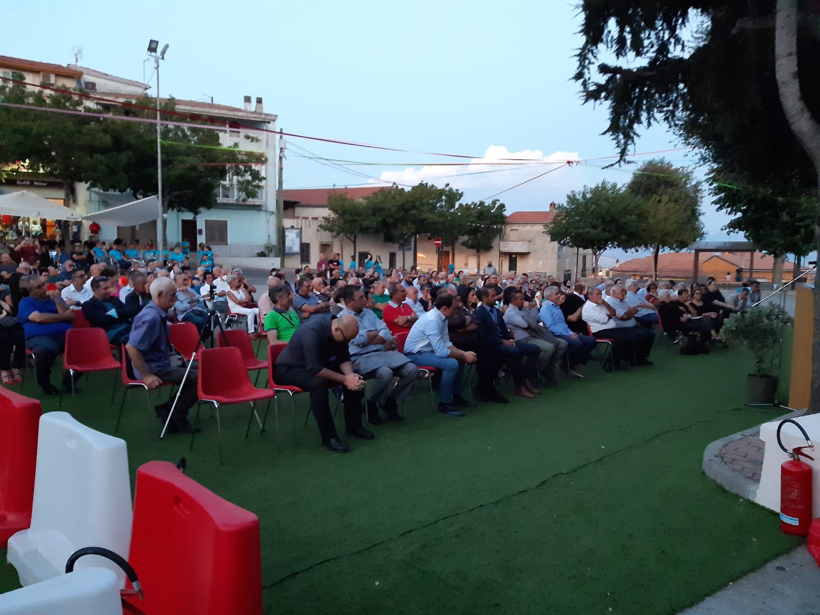 Il numeroso pubblico accorso all'inaugurazione de Sa Domo de sa Poesia Cantada.