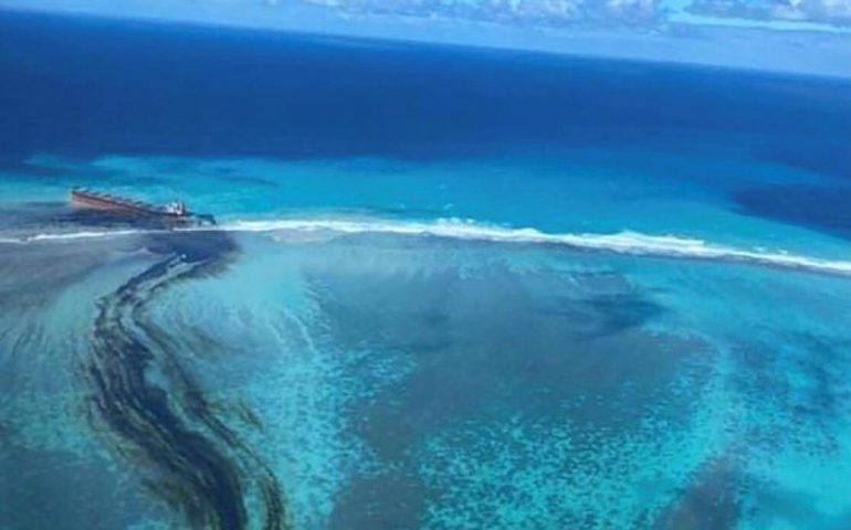 Disastro ambientale a Mauritius: nave si incaglia sulla barriera corallina, tonnellate di carburante in mare