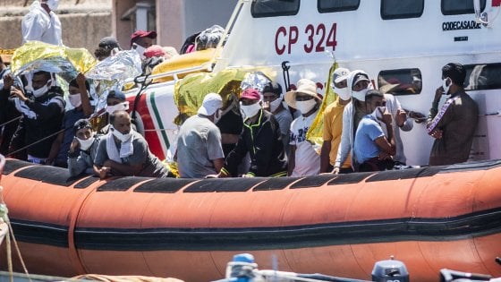 Sicilia, ultimatum di Musumeci: «Via i migranti dall’isola entro le prossime 24 ore»