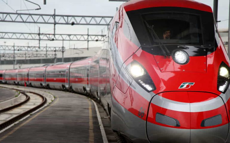 Speranza obbliga le compagnie ferroviarie a mantenere il distanziamento sui treni