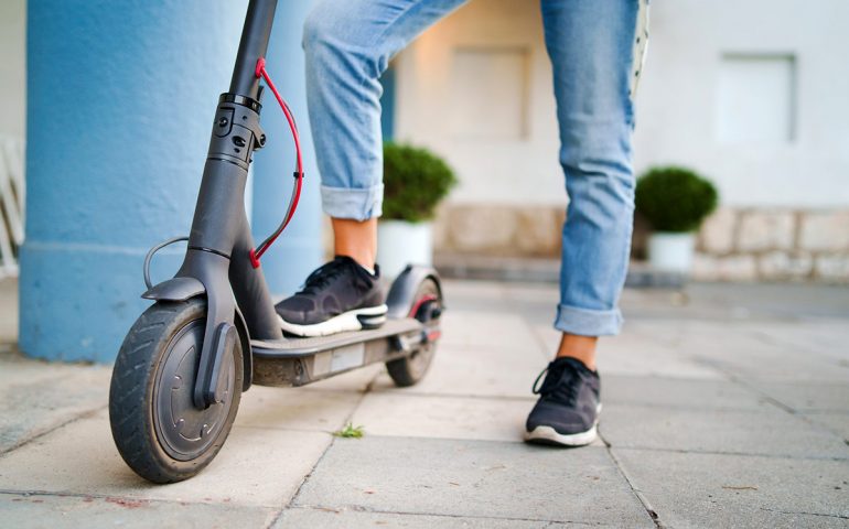 Si scontra con un’auto sul suo monopattino elettrico: 34enne in coma, non aveva il casco