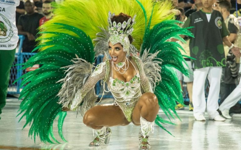 Rio de Janeiro: il Carnevale più bello del mondo fermato dal Covid, rimandato a data indefinita