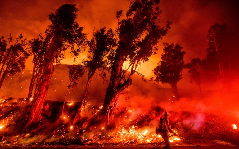 Più di 30 morti, negli Stati Uniti l’apocalisse di fuoco non si ferma, devasta e uccide