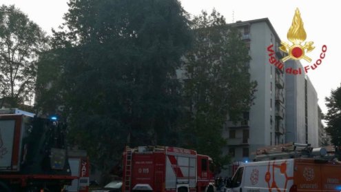 Milano: enorme esplosione al piano terra di un palazzo. Ci sono feriti tra cui uno grave