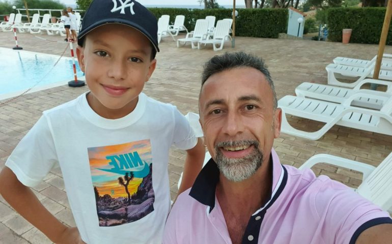 “Andrea e il suo papà per sempre insieme”, scrive su Facebook, poi uccide il figlio di undici anni e si spara