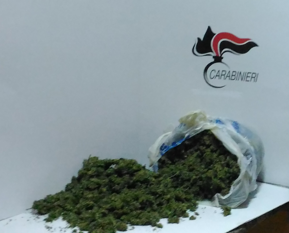 Firmadu a unu postu de blocu: in sos guiais un’ogiastrinu cun 1 kg de marijuana in sa màchina