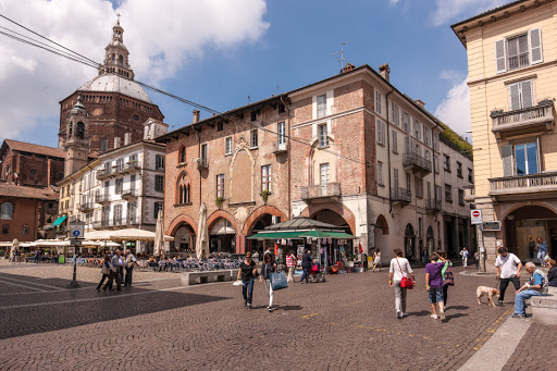 In centro a Pavia minaccia i passanti con un coltello. 58enne sardo nei guai
