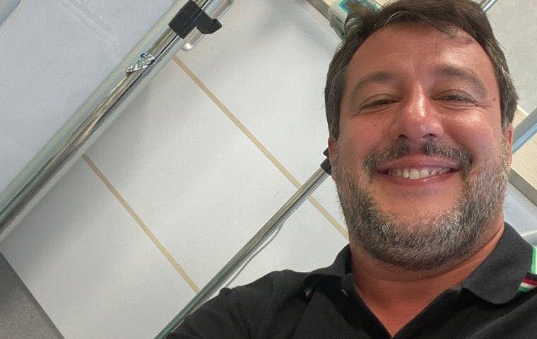 Salvini va a un comizio con la febbre tra selfie e strette di mano. «Il medico mi ha detto di stare a casa ma sono qui»