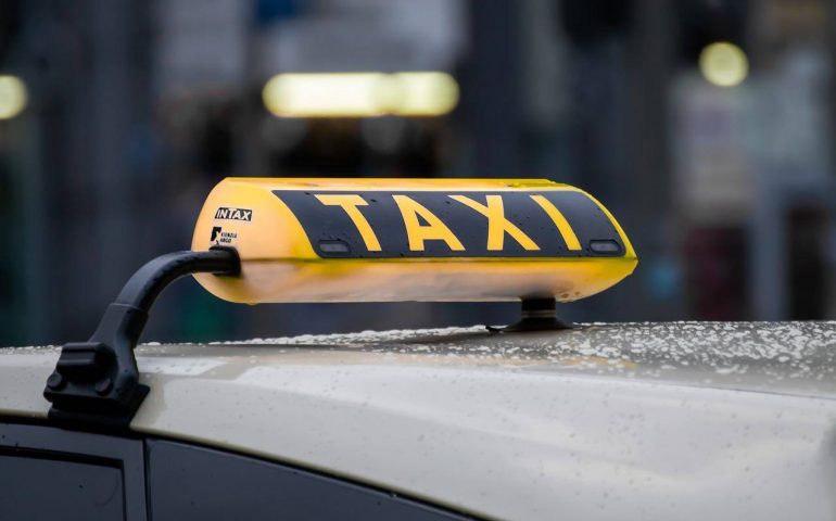 Tassista romano arrestato per stupro: ha violentato due ragazze nel suo taxi