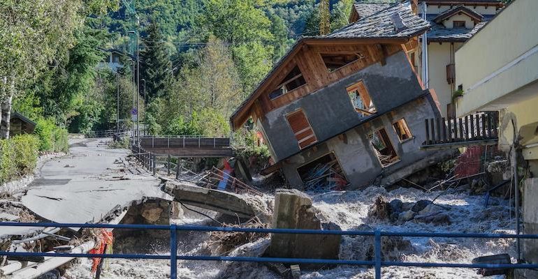 Italia del Nord devastata dal maltempo: in Piemonte 28 dispersi, muore un Vigile del Fuoco volontario