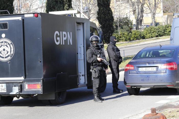 Uomo decapita un insegnante a Parigi al grido di “Allah Akbar”